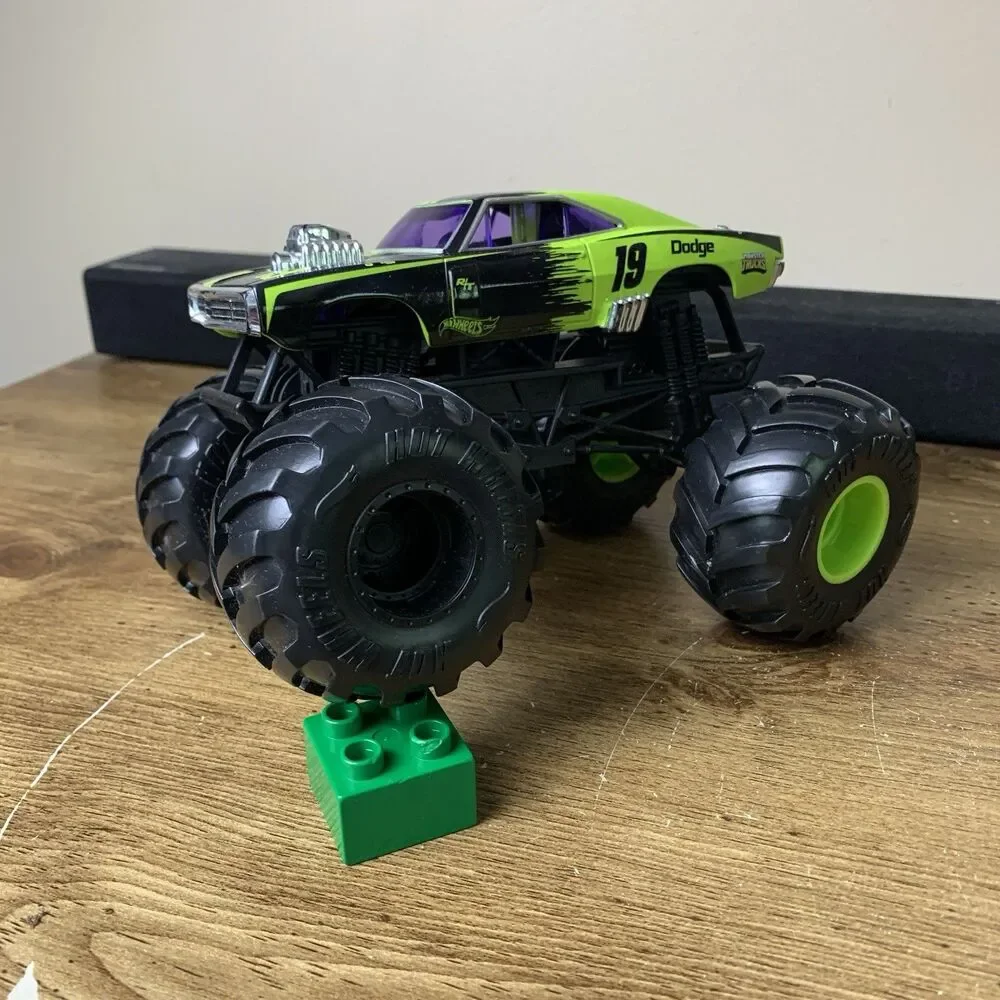 Hot Wheels Monster Jam Dodge Charger Truck 1:24 Die Cast Metal 2016
